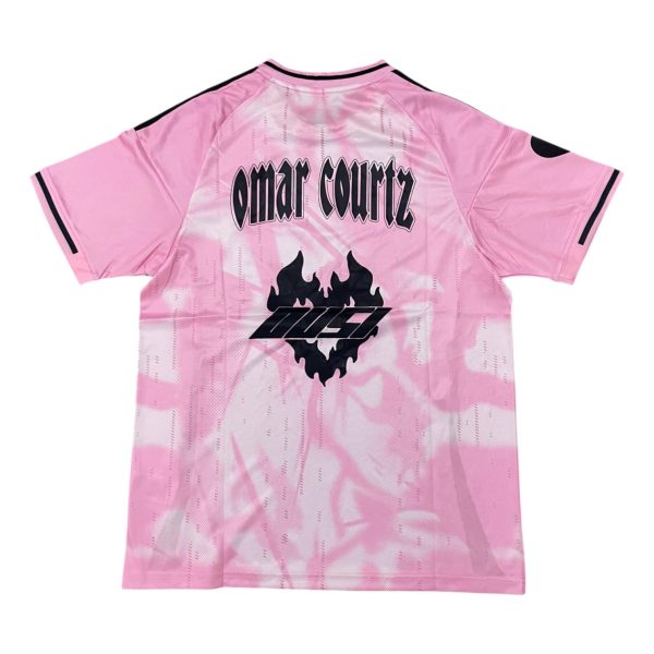 Ropa exclusiva de la colaboración entre Omar Courtz y el Real Madrid.