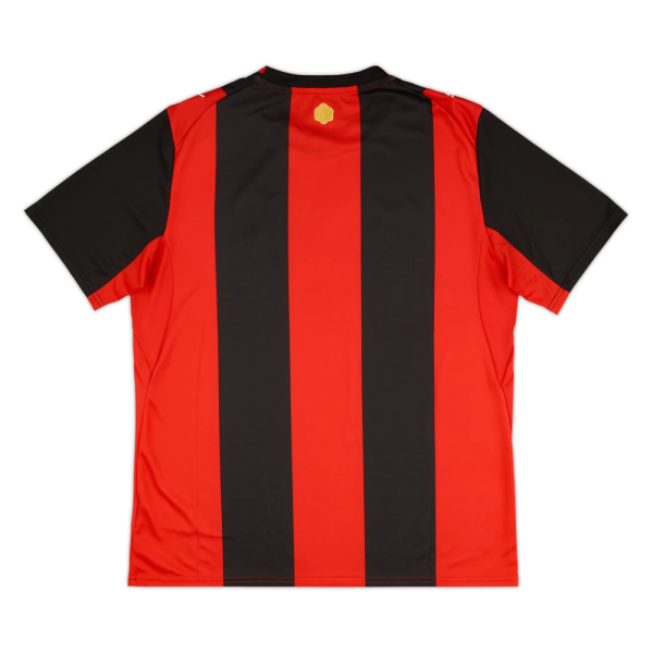 Primera equipación del AC Milan temporada 2026-27 en color rojo y negro.