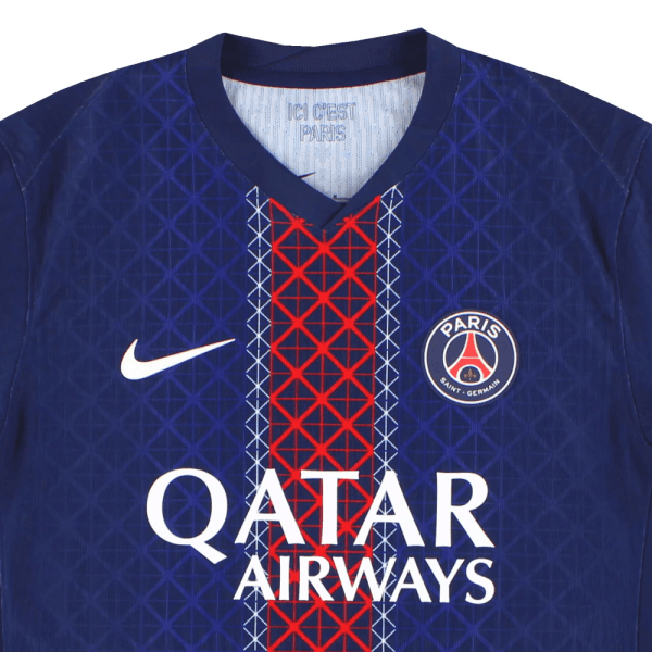 Primera equipación del Paris Saint-Germain FC para la temporada 2025-26.