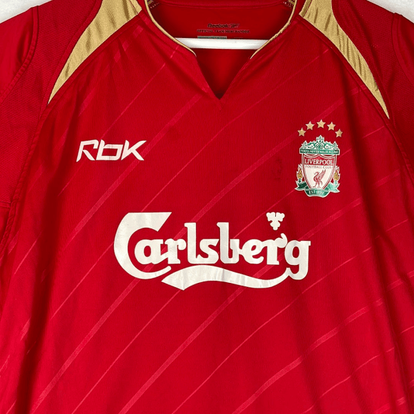 Primera equipación del Liverpool FC temporada 2005-06 en color rojo clásico.