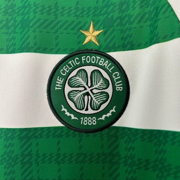 Primera equipación del Celtic FC para la temporada 2025-26.